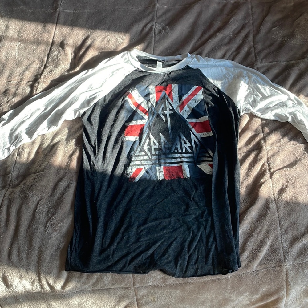 Def Leppard 3/4 sleeve graphic t-shirt